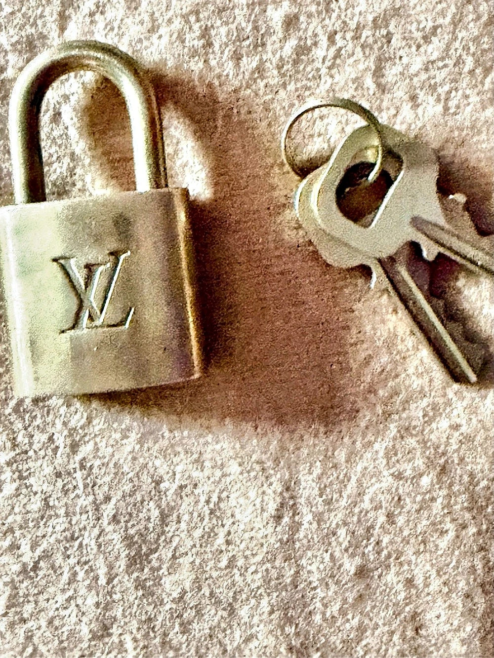 Louis Vuitton Monogram Pouch with Lock and key . - Picture 6 of 8